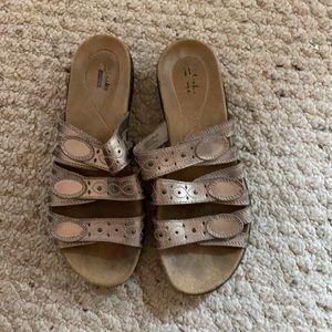 Nice silver Clark’s 8.5M adjustable sandals